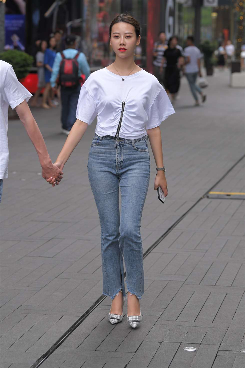 图片[1]-【视觉冲击赛贴】羡慕，牵着紧牛翘臀的漂亮女友-街拍流行馆