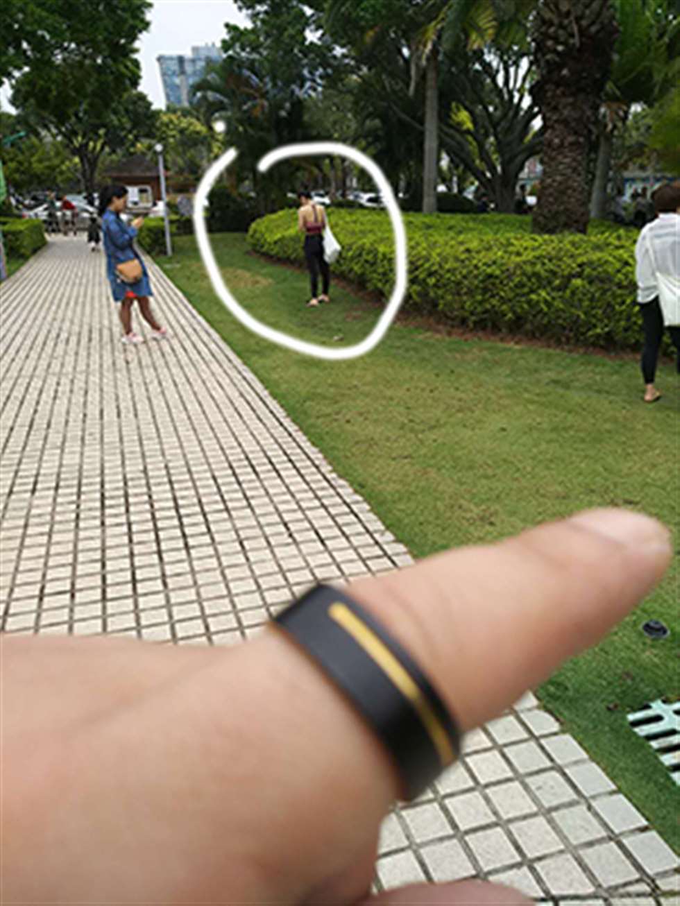图片[3]-【咔喳赛帖】低头专注手机-街拍流行馆