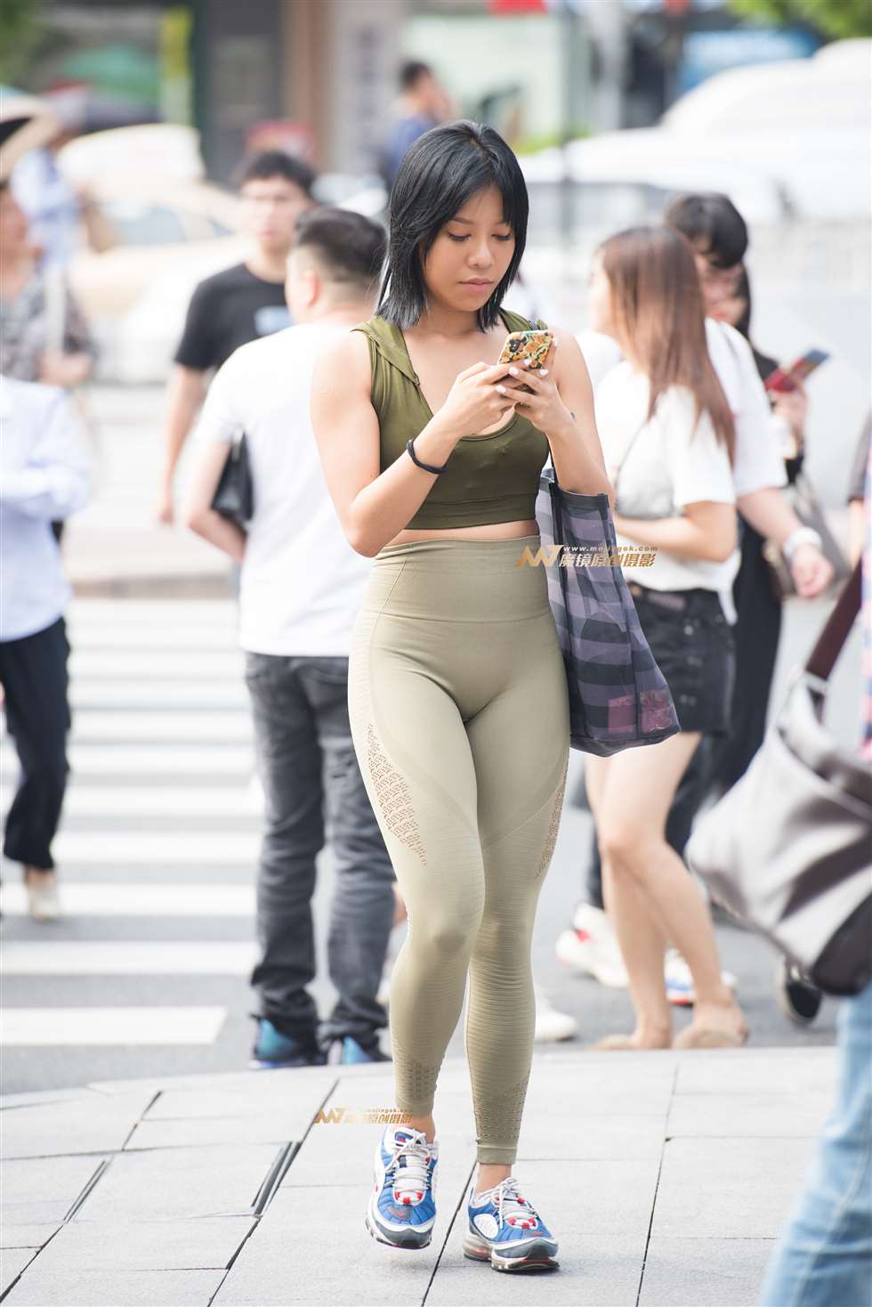 图片[1]-逛街的美女-街拍流行馆