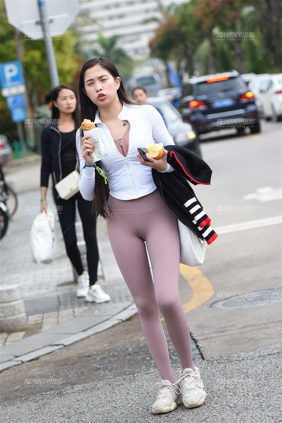 图片[1]-【咔喳赛帖】葱油饼好香-街拍流行馆