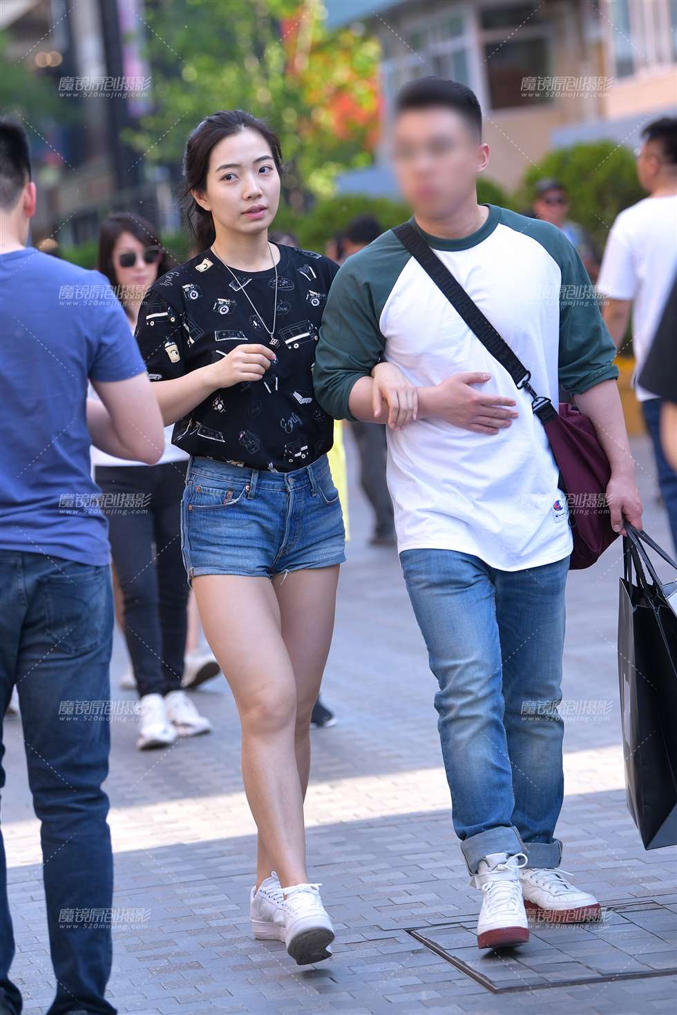 图片[1]-【街拍之魂赛帖】身材很有料的热裤小妹-街拍流行馆