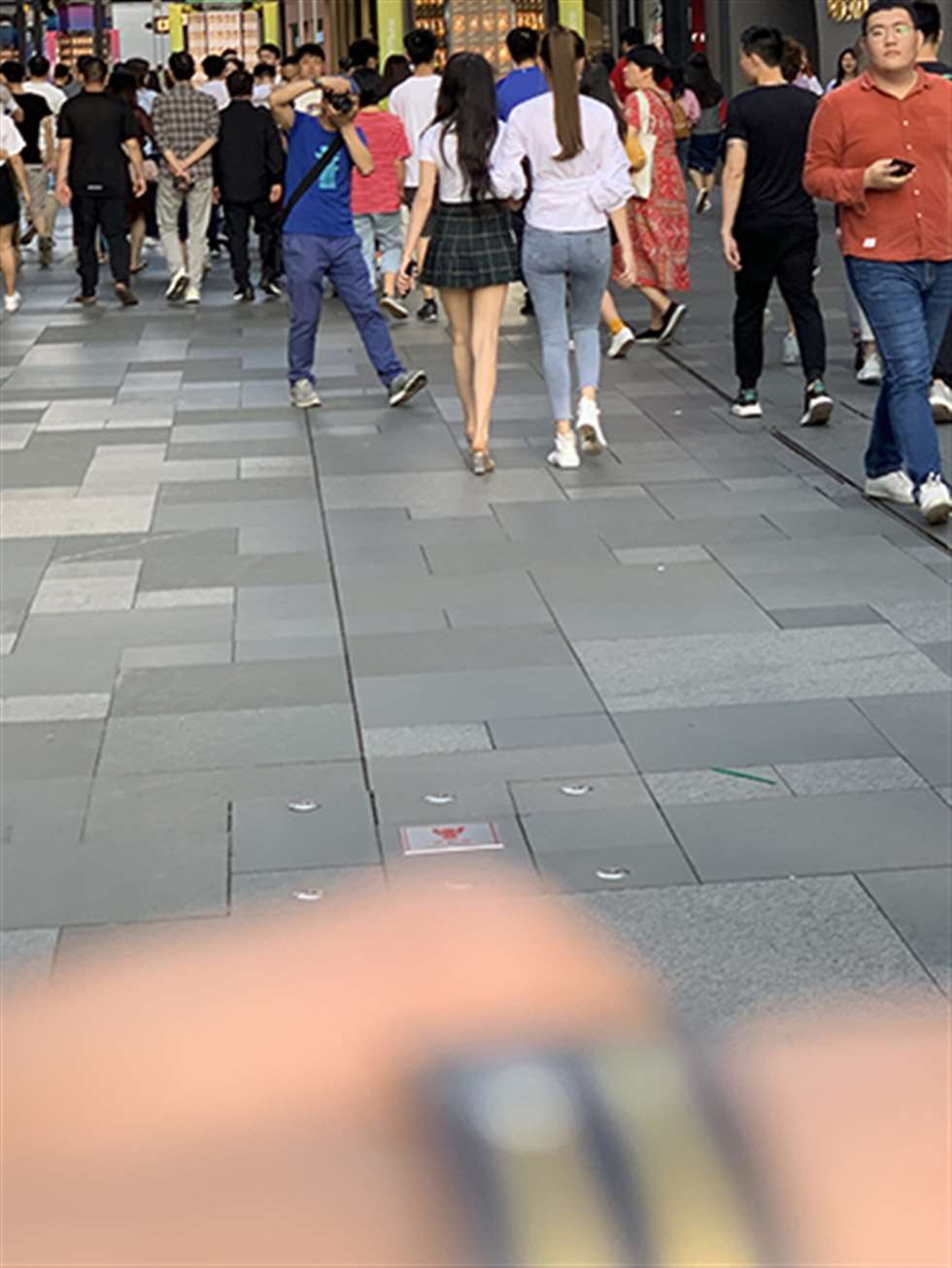 图片[3]-【视觉冲击赛贴】百褶裙美腿VS铅笔紧牛-街拍流行馆