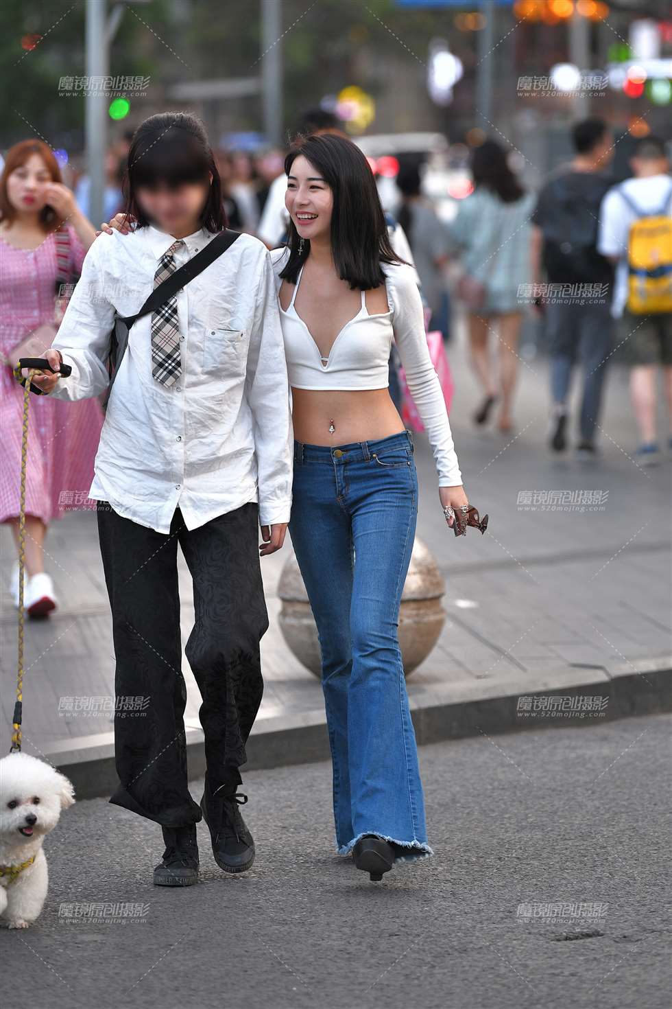 图片[1]-【视觉冲击赛贴】真敢穿，性感大露背，太骨感了-街拍流行馆