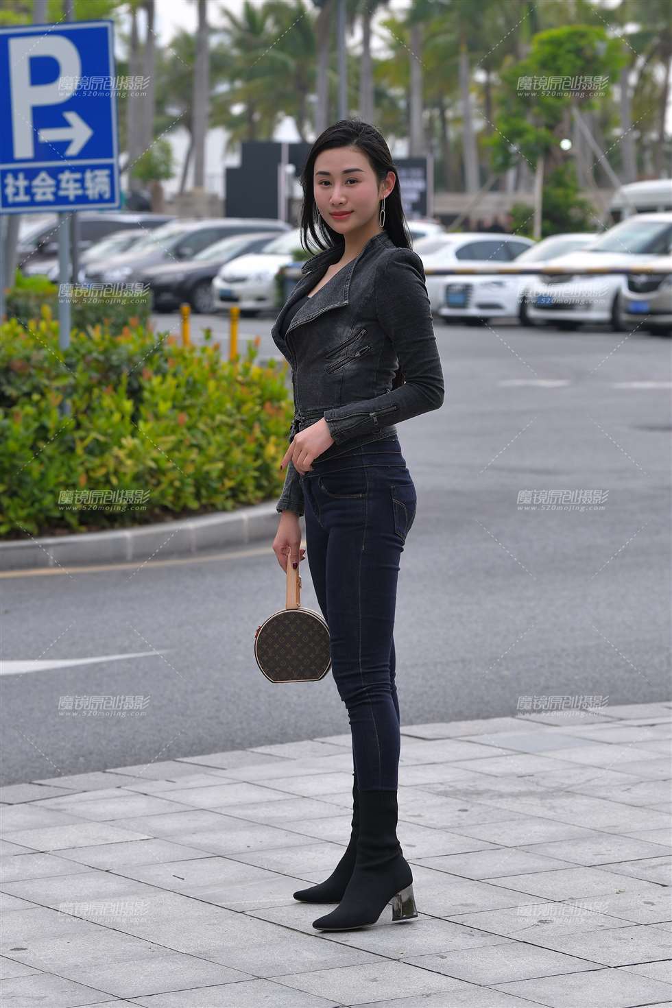 图片[1]-【视觉冲击赛贴】午饭后的邂逅，紧牛美女-街拍流行馆