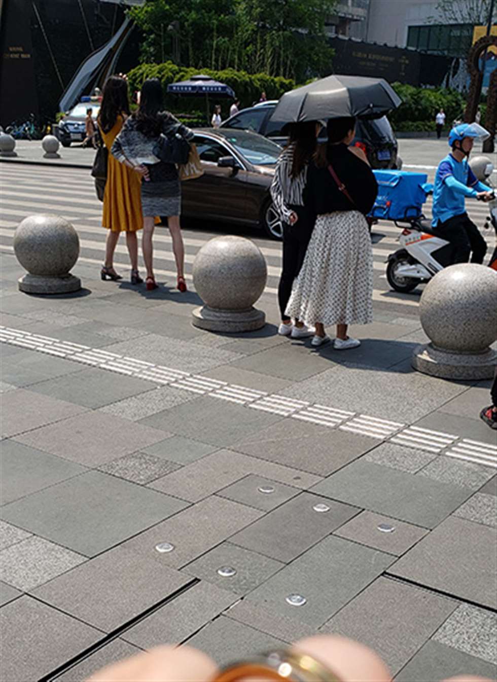 图片[3]-【凯恩赛贴】闺蜜逛街购物两不误-街拍流行馆
