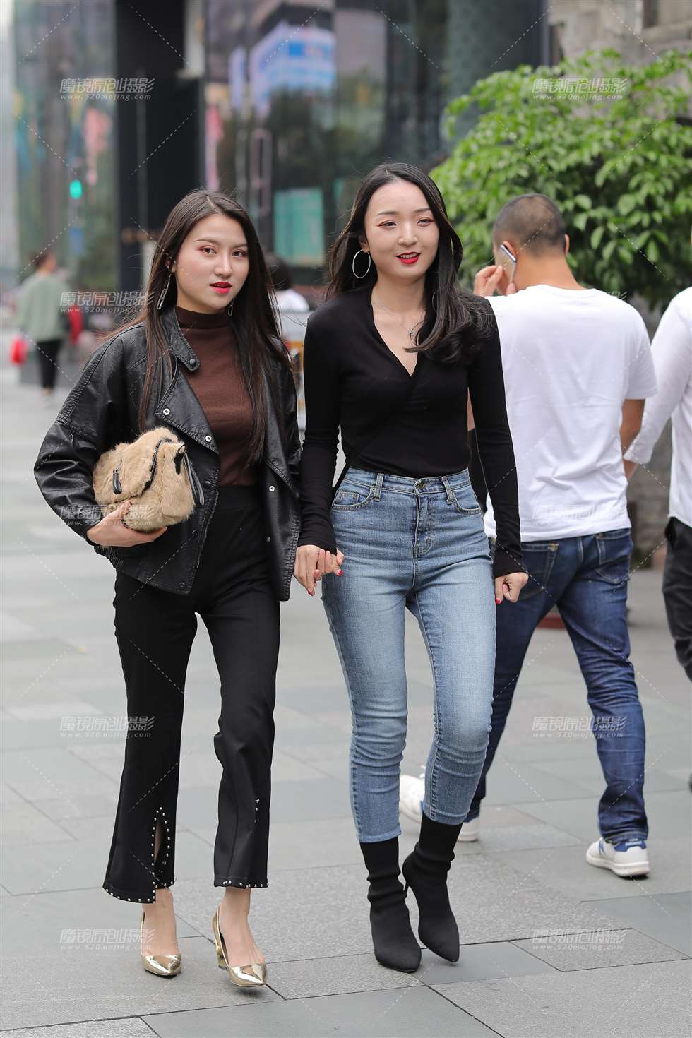 图片[1]-【凯恩赛贴】紧身牛仔裤美眉-街拍流行馆