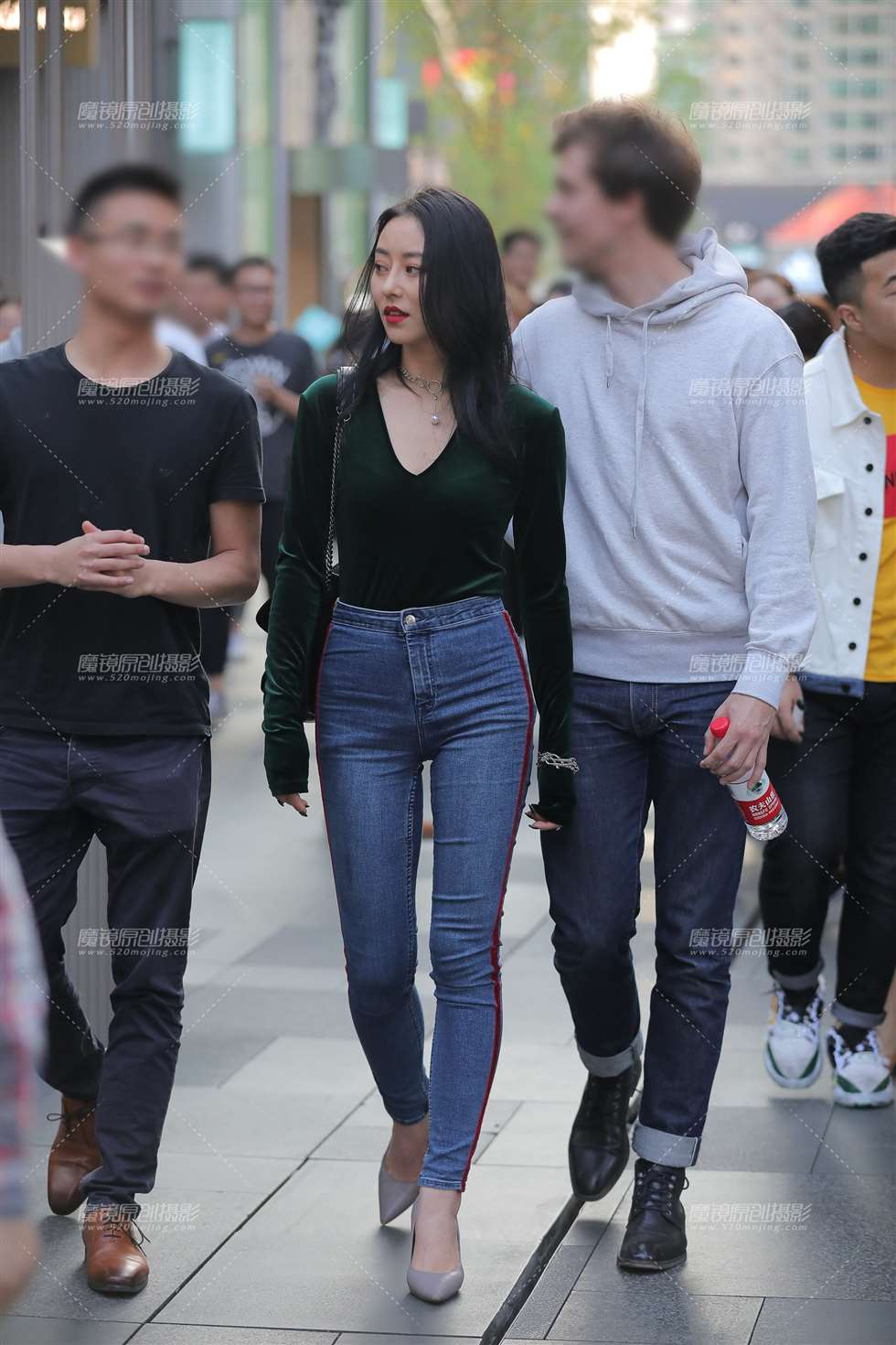 图片[1]-【凯恩赛贴】紧牛妖媚美人儿-街拍流行馆