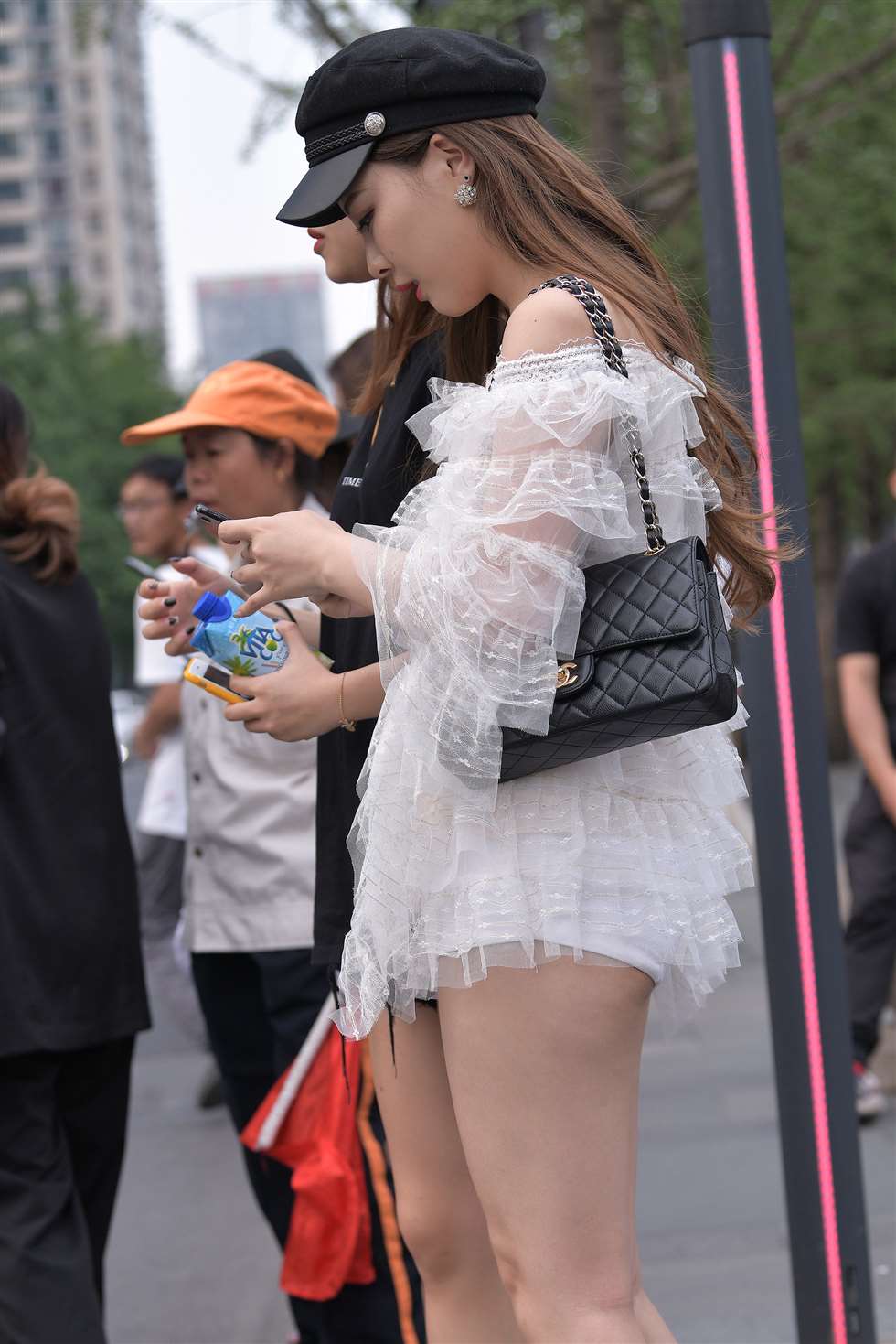 图片[1]-【视觉冲击赛贴】迷人的热裤大白腿小姐姐-街拍流行馆