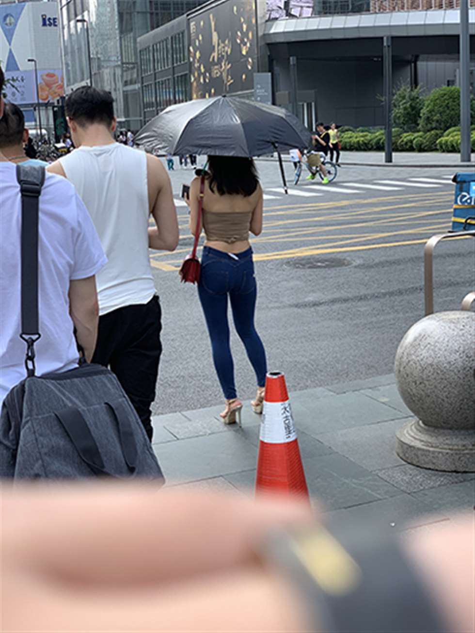 图片[3]-【视觉冲击赛贴】遇见翘臀蜜桃裤小姐姐-街拍流行馆