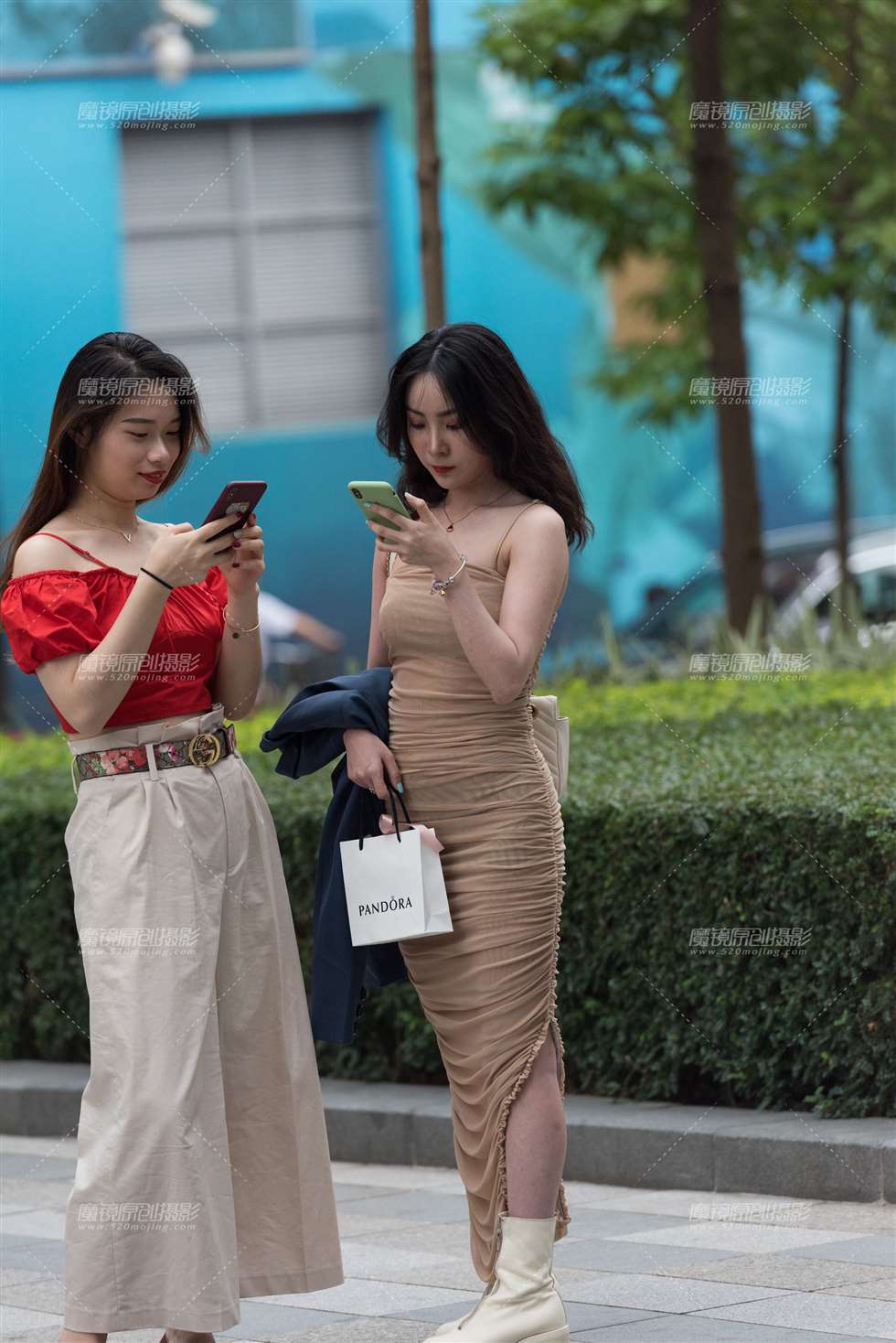 图片[1]-闺蜜一起逛街-街拍流行馆