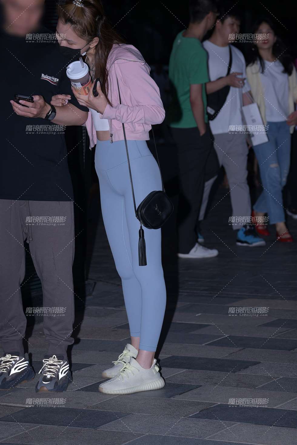 图片[4]-【街拍之魂赛帖】夜拍之浅蓝紧身-街拍流行馆