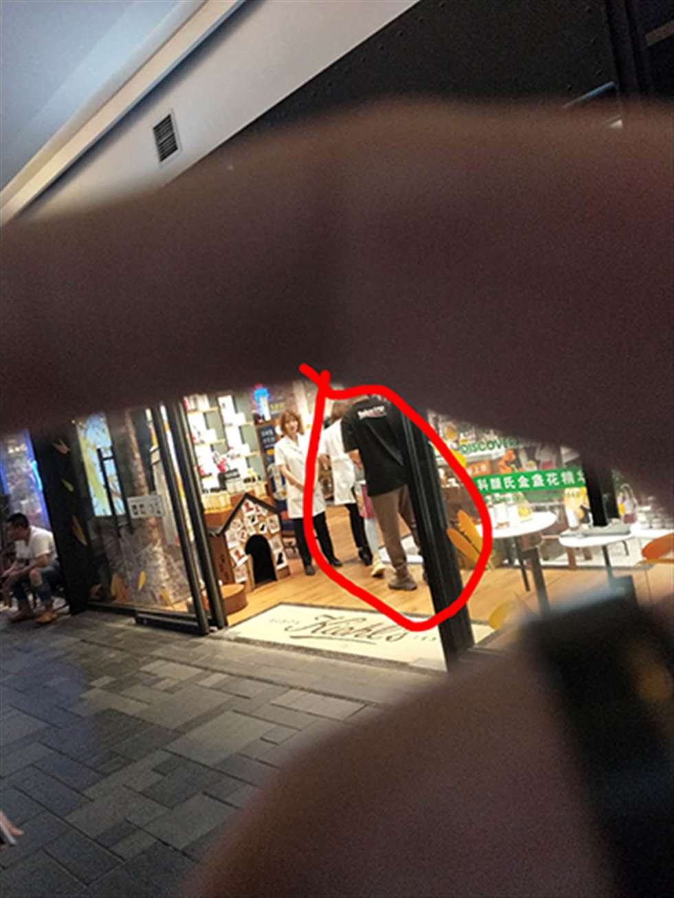 图片[3]-【街拍之魂赛帖】夜拍之浅蓝紧身-街拍流行馆