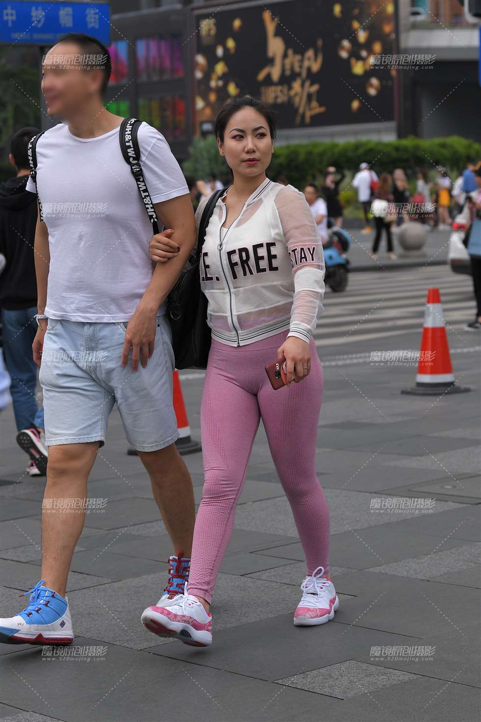 图片[4]-【视觉冲击赛贴】性感的粉红瑜伽裤女友-街拍流行馆