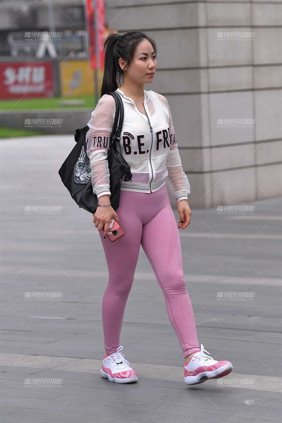 图片[1]-【视觉冲击赛贴】性感的粉红瑜伽裤女友-街拍流行馆