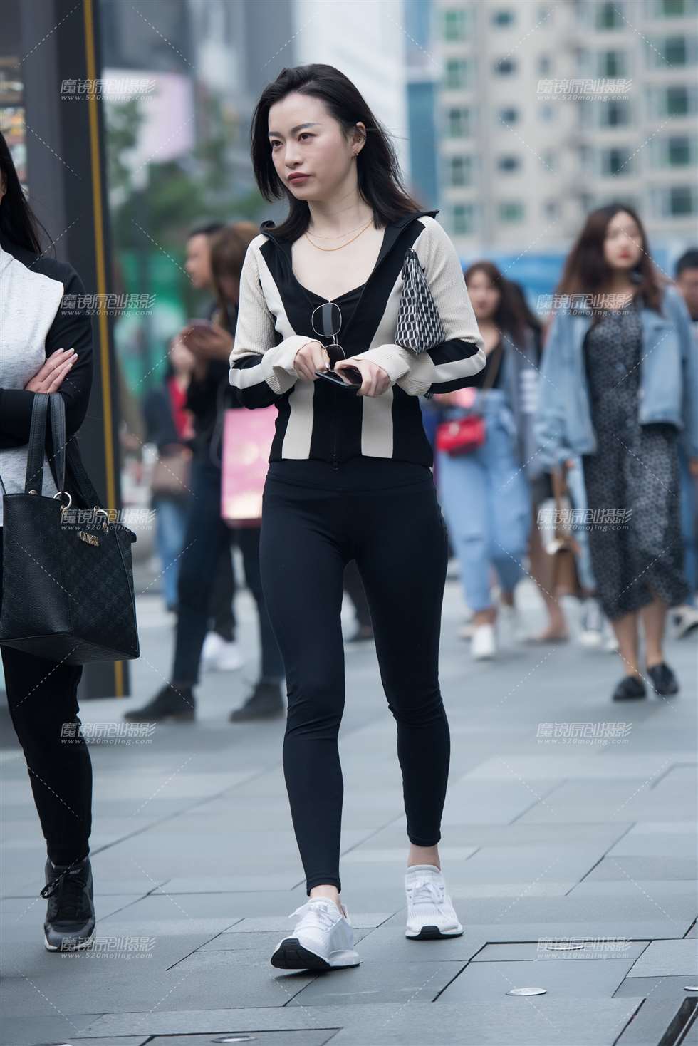 图片[4]-【慕容笙赛贴】紧身黑裤美女-街拍流行馆