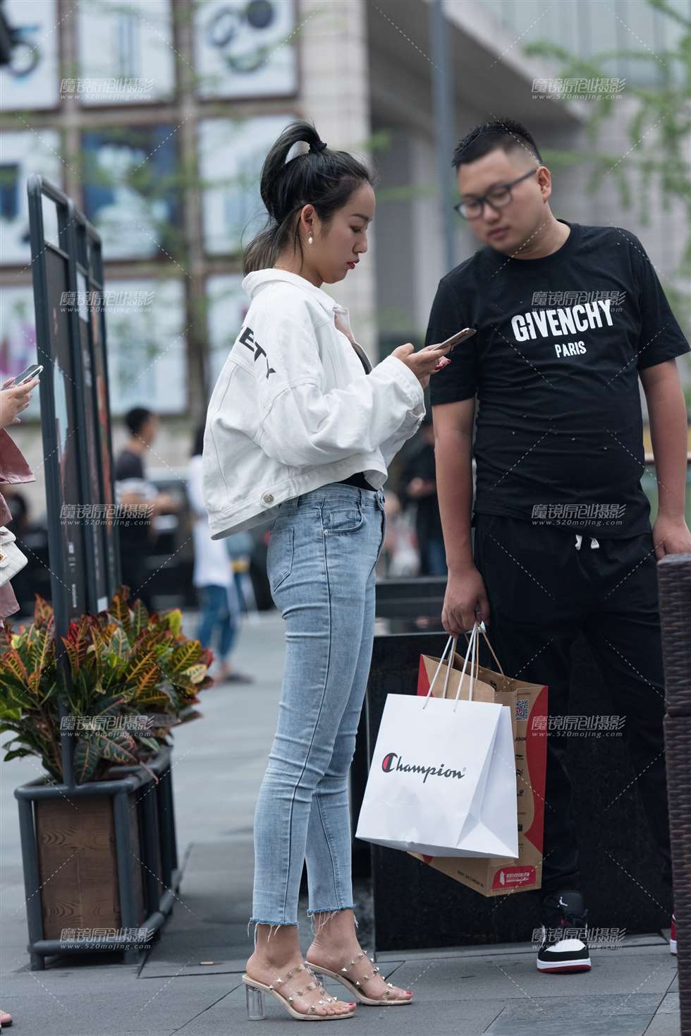 图片[1]-【慕容笙赛贴】过马路的美女-街拍流行馆