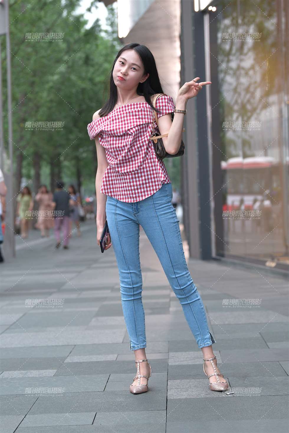 图片[1]-【视觉冲击赛贴】紧牛翘臀小姐姐-街拍流行馆