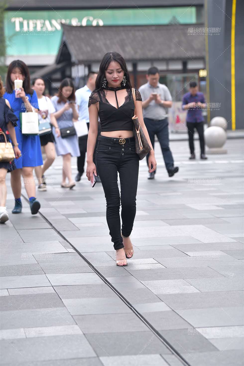 图片[1]-【视觉冲击赛贴】GG皮带，露腰，紧牛小姐姐-街拍流行馆