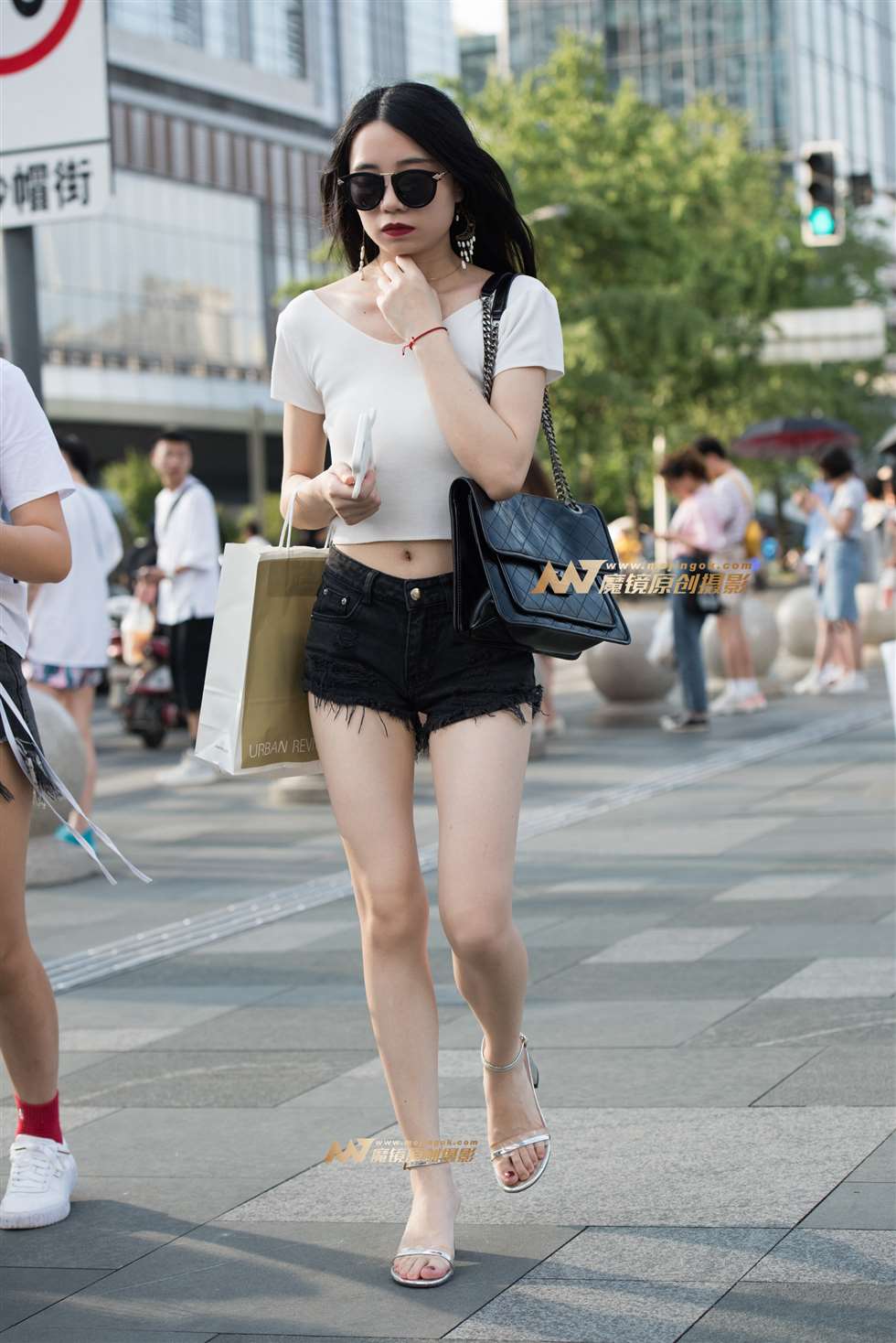 图片[1]-长腿热裤小姐姐-街拍流行馆