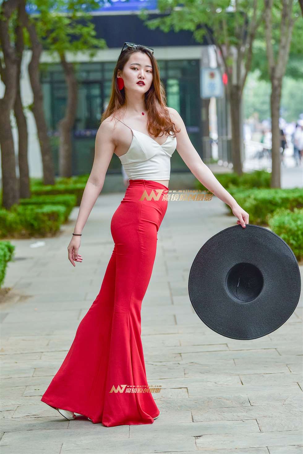 图片[1]-时尚鬼魅的喇叭裤美女-街拍流行馆