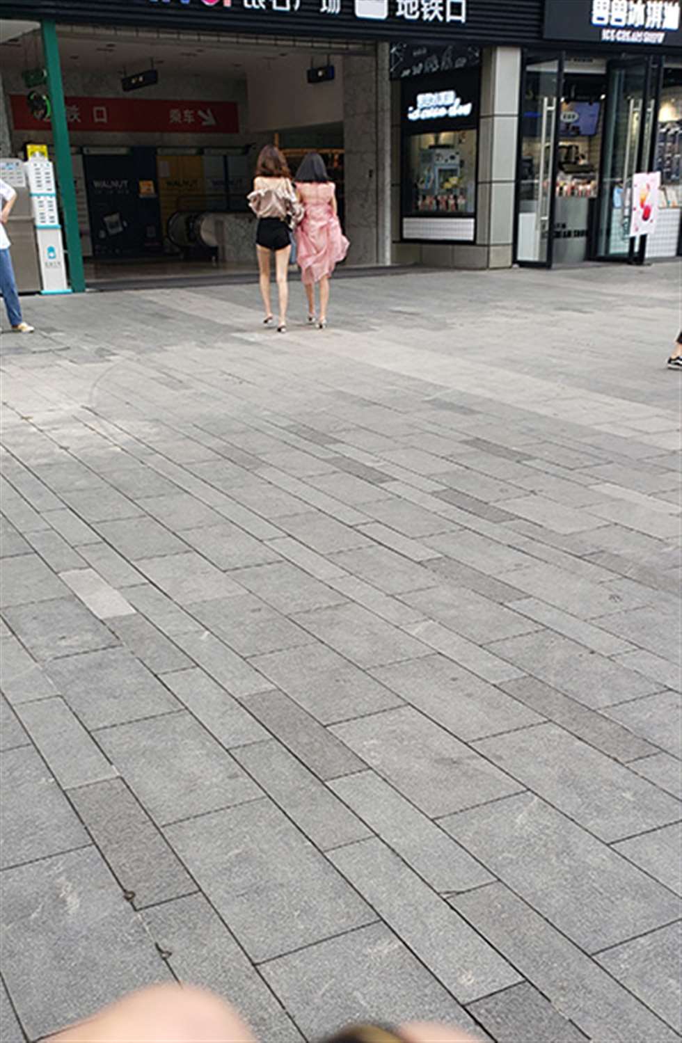 图片[4]-【凯恩赛贴】两个美女，喜欢哪一个？-街拍流行馆