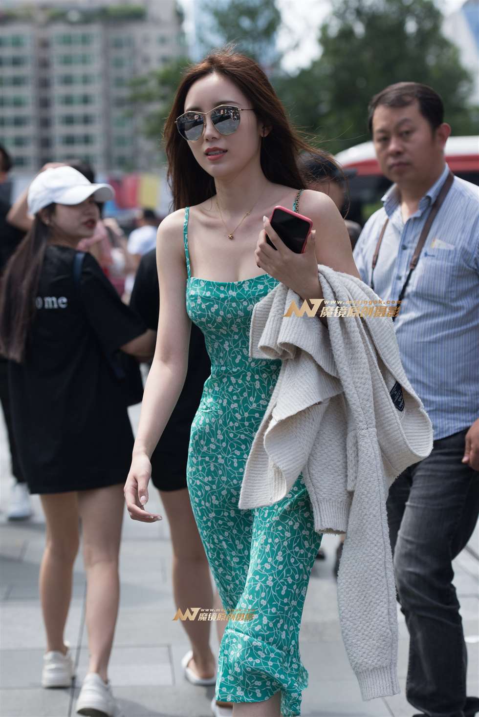 图片[3]-戴墨镜吊带衣服美女-街拍流行馆