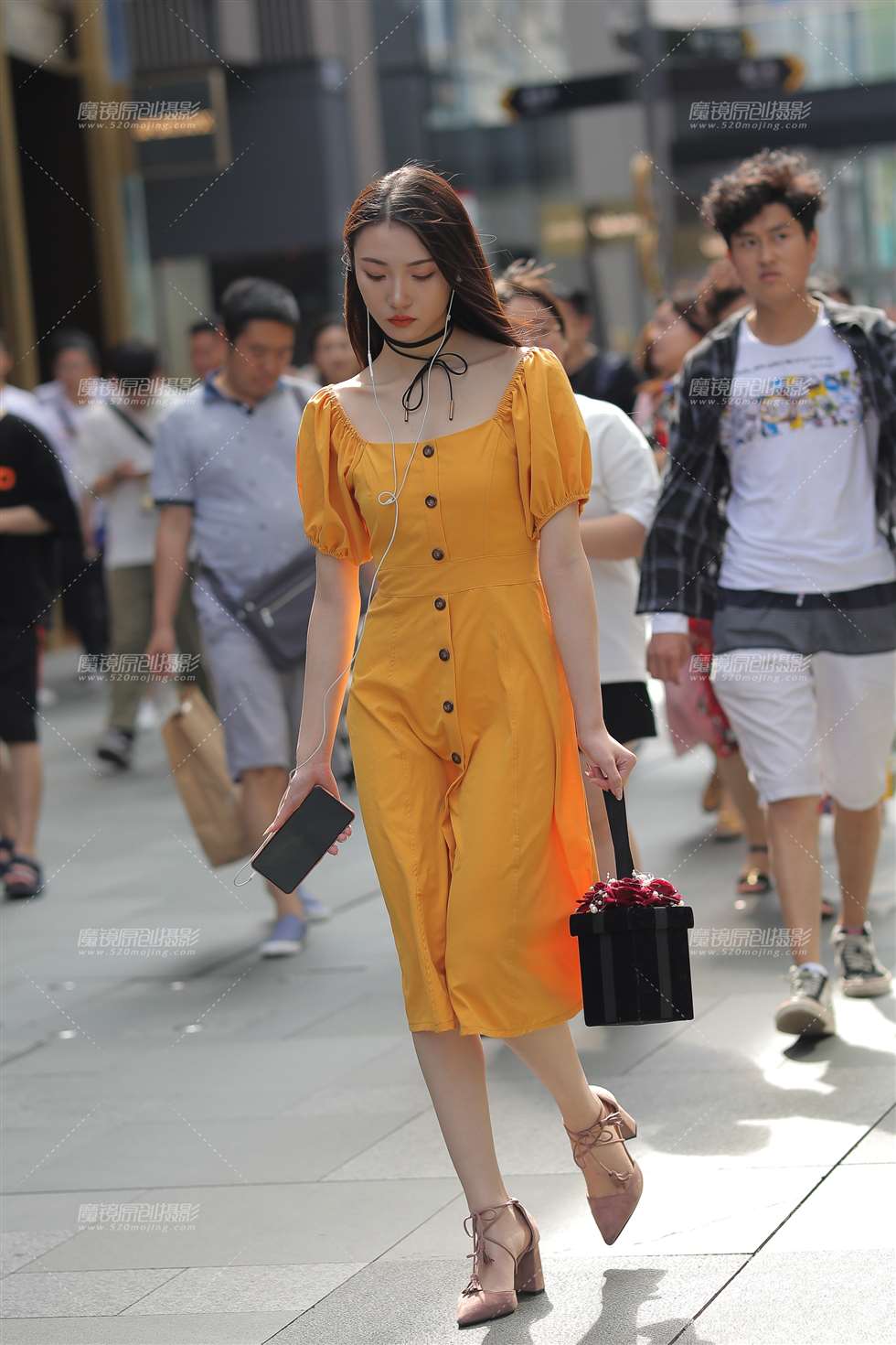 图片[1]-【凯恩赛贴】千金气质 精致漂亮的长发女孩-街拍流行馆