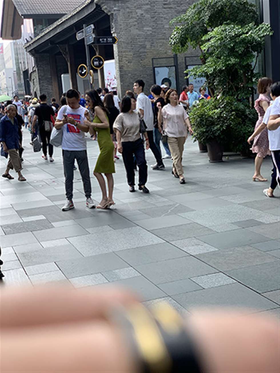 图片[3]-【视觉冲击赛贴】前凸后翘的性感美女-街拍流行馆