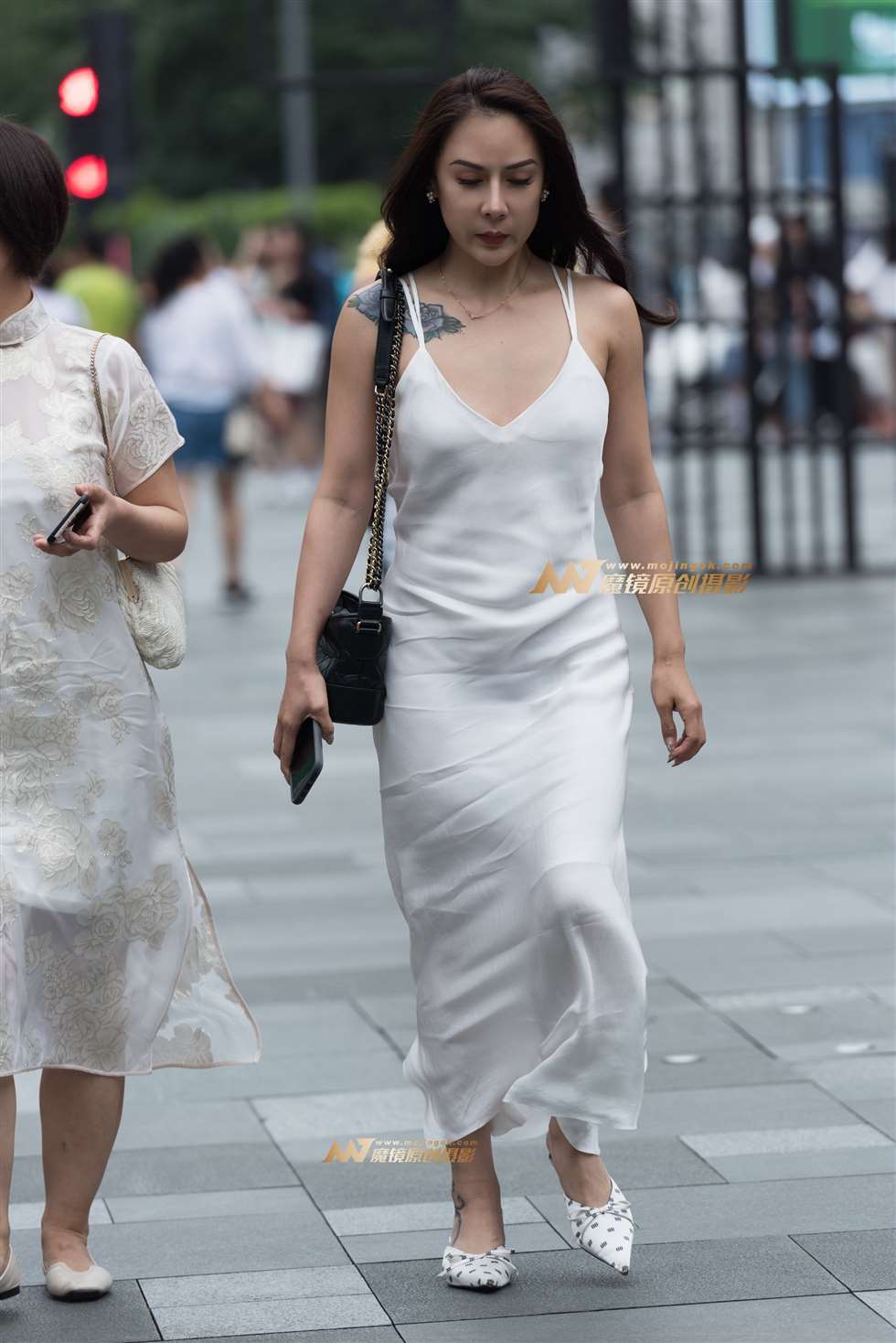图片[3]-吊带连衣裙美女-街拍流行馆