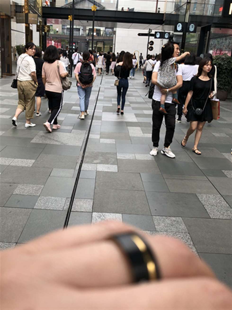 图片[3]-【神摄手赛帖】黑色抹胸，蓝色紧牛-街拍流行馆