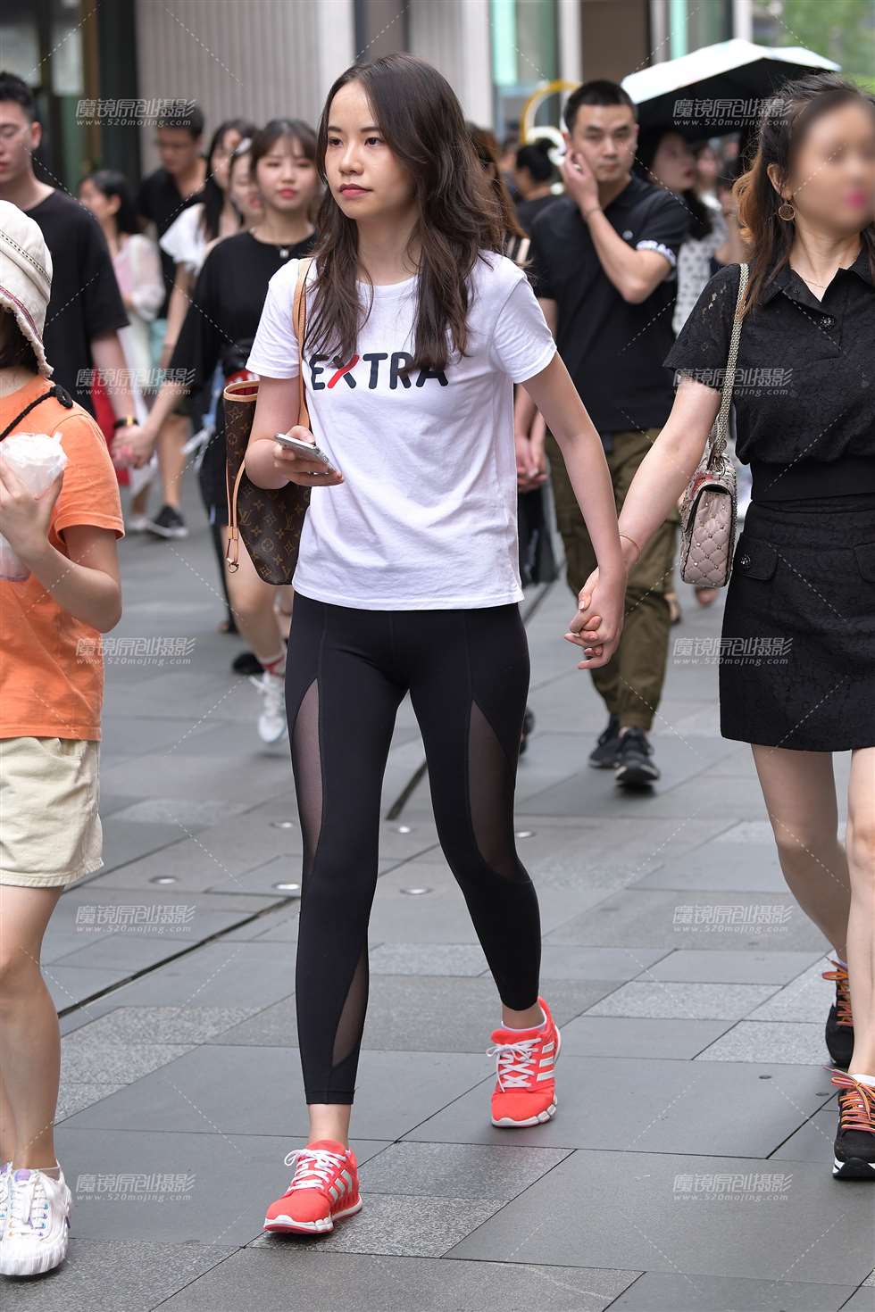 图片[1]-【视觉冲击赛贴】穿梭在人群中的瑜伽裤美眉-街拍流行馆