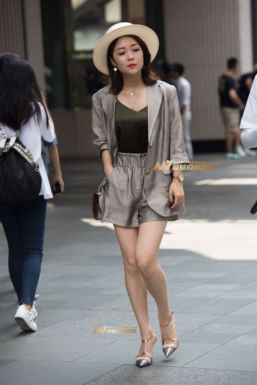 图片[1]-青春长腿美女-街拍流行馆