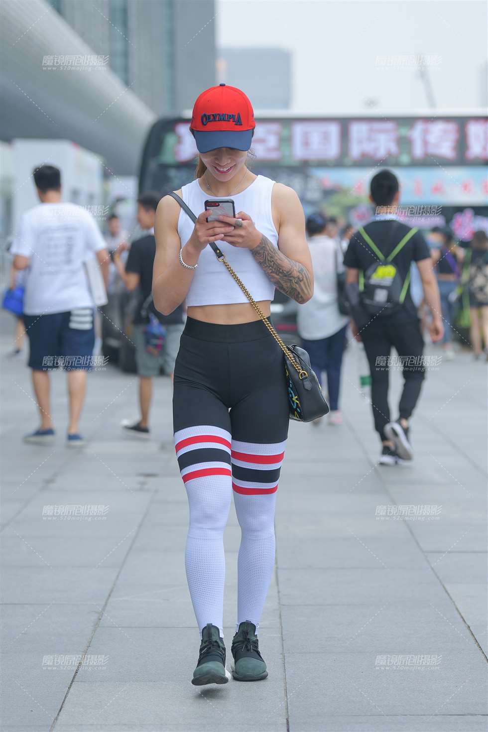 图片[1]-【街拍之魂赛帖】玩手机的紧身**-街拍流行馆