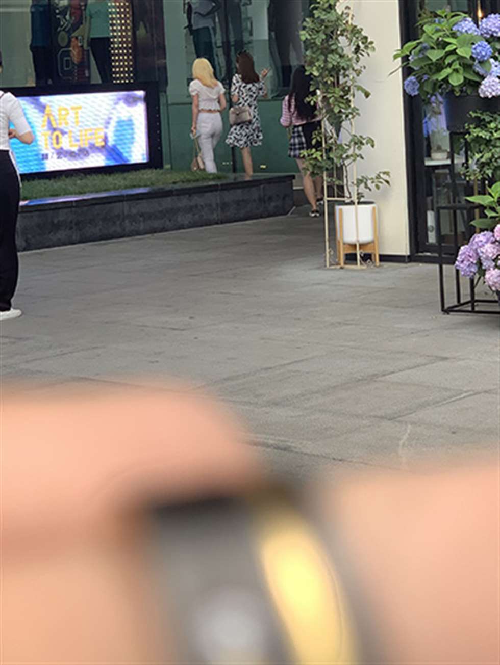 图片[3]-【视觉冲击赛贴】性感紧身白裤美眉-街拍流行馆