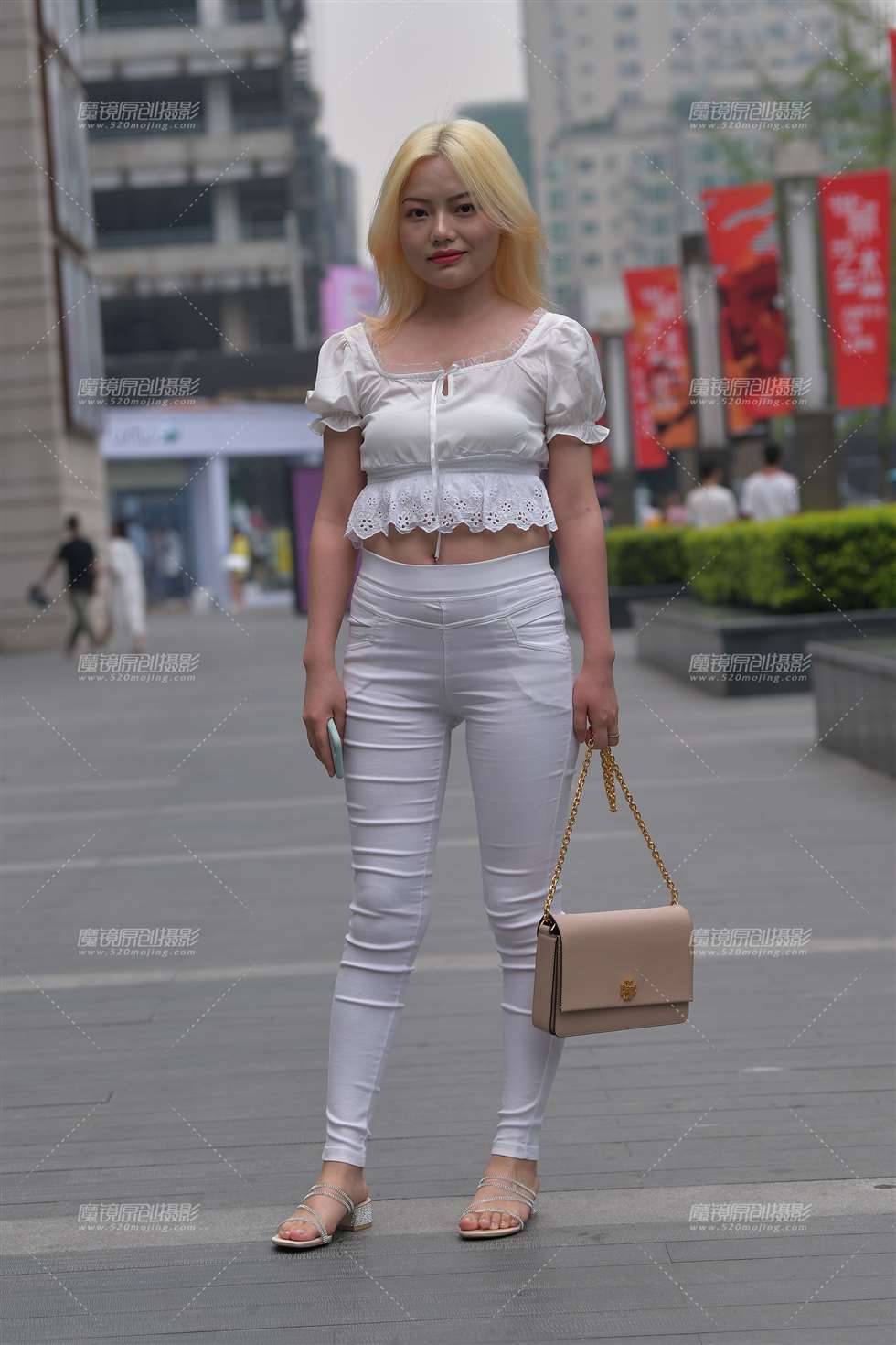 图片[1]-【视觉冲击赛贴】性感紧身白裤美眉-街拍流行馆