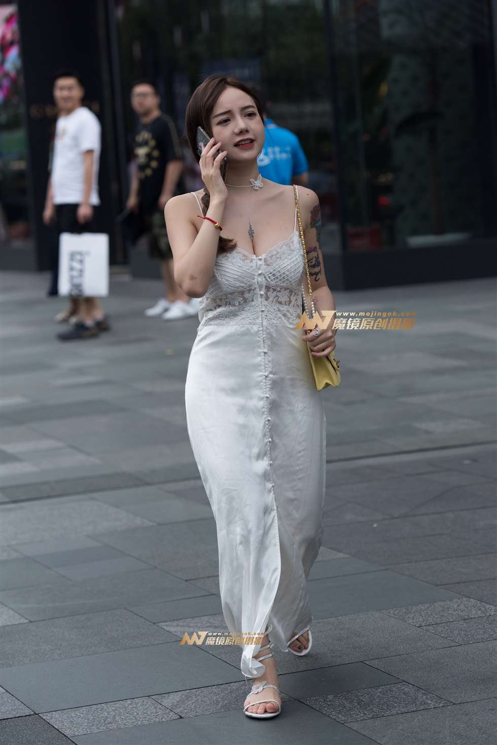 图片[1]-吊带连衣裙美女-街拍流行馆