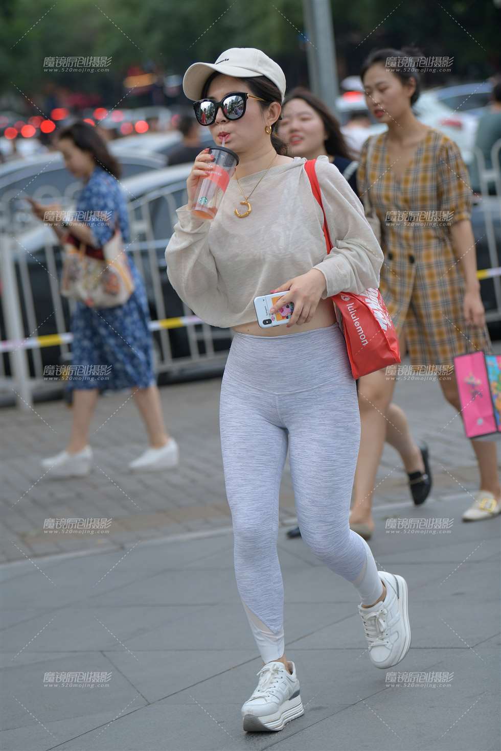 图片[1]-【街拍之魂赛帖】乳白色紧身瑜伽裤-街拍流行馆