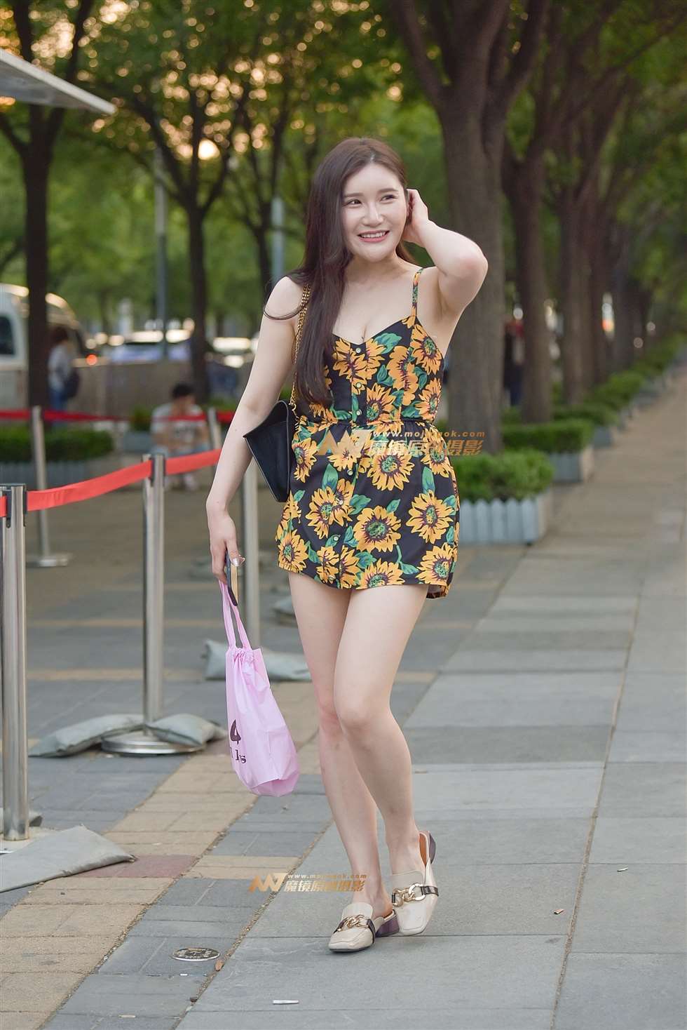 图片[4]-黄昏下的性感吊带女郎-街拍流行馆