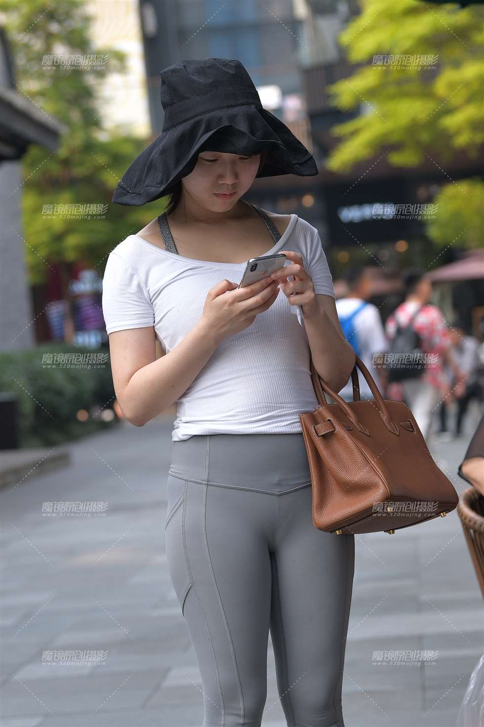 图片[1]-【视觉冲击赛贴】浅灰色瑜伽裤美眉-街拍流行馆