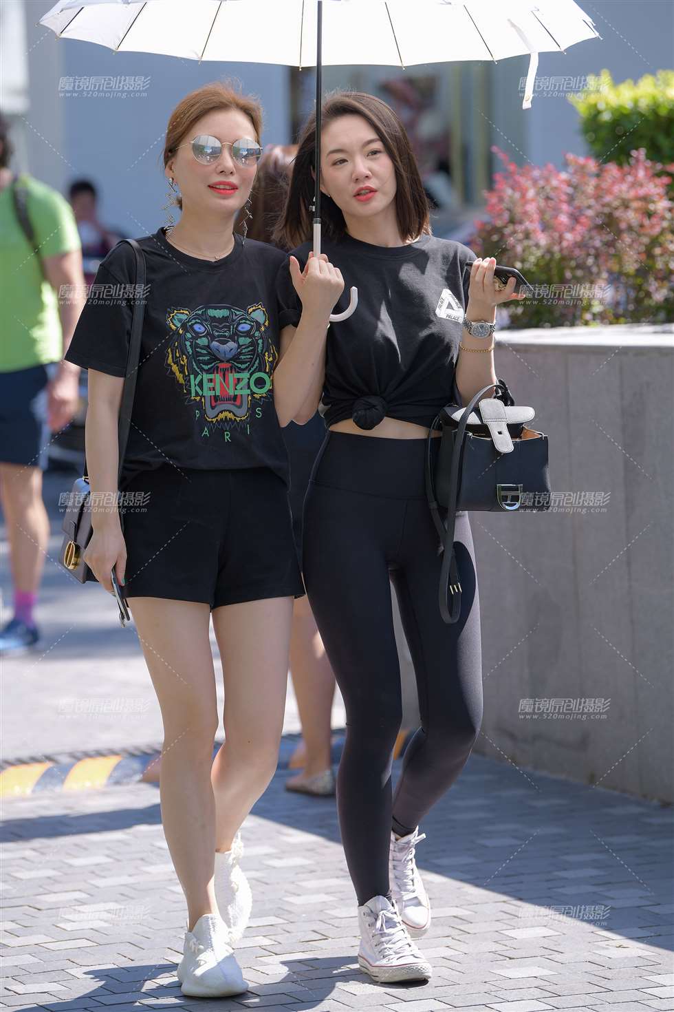 图片[1]-【街拍之魂赛帖】和闺蜜逛街的黑色紧身-街拍流行馆