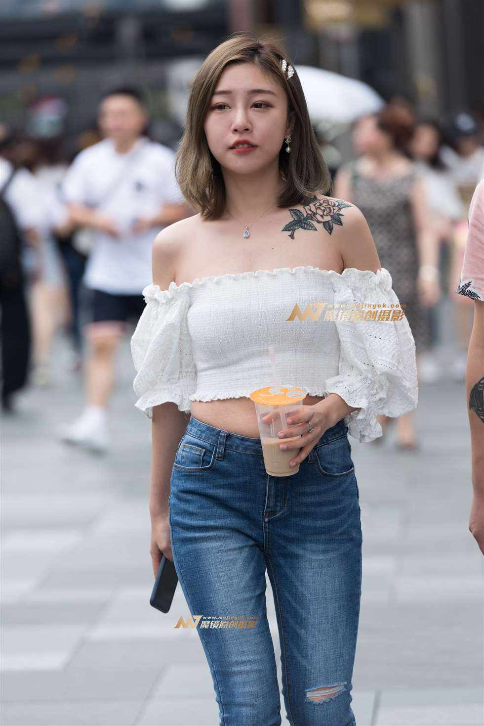 图片[1]-喝奶茶的小姐姐-街拍流行馆