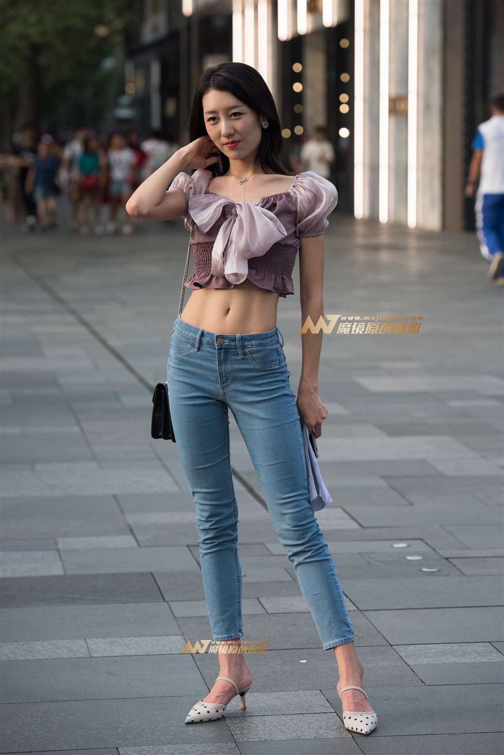图片[1]-去星巴克的小姐姐-街拍流行馆