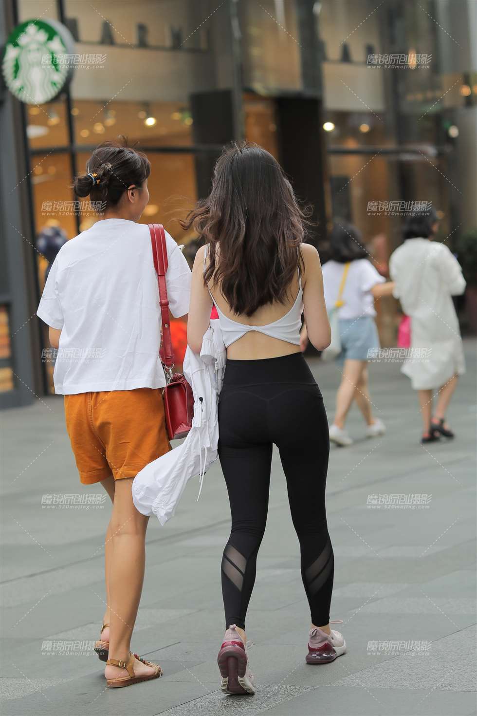 图片[2]-【凯恩赛贴】有些害羞的运动装小妹-街拍流行馆