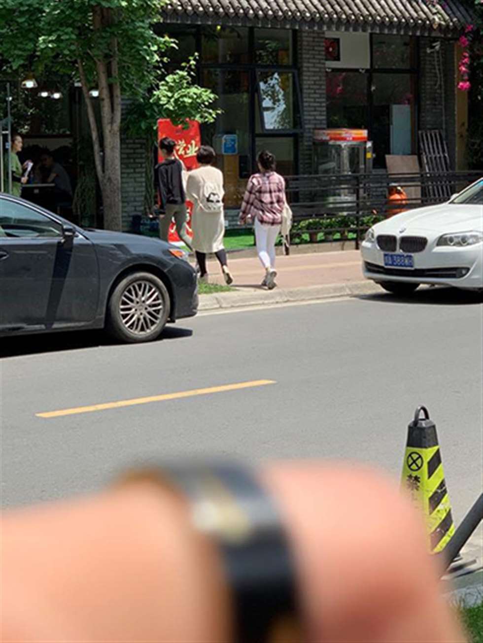 图片[3]-【视觉冲击赛贴】午休时间遇见的瑜伽裤美女-街拍流行馆