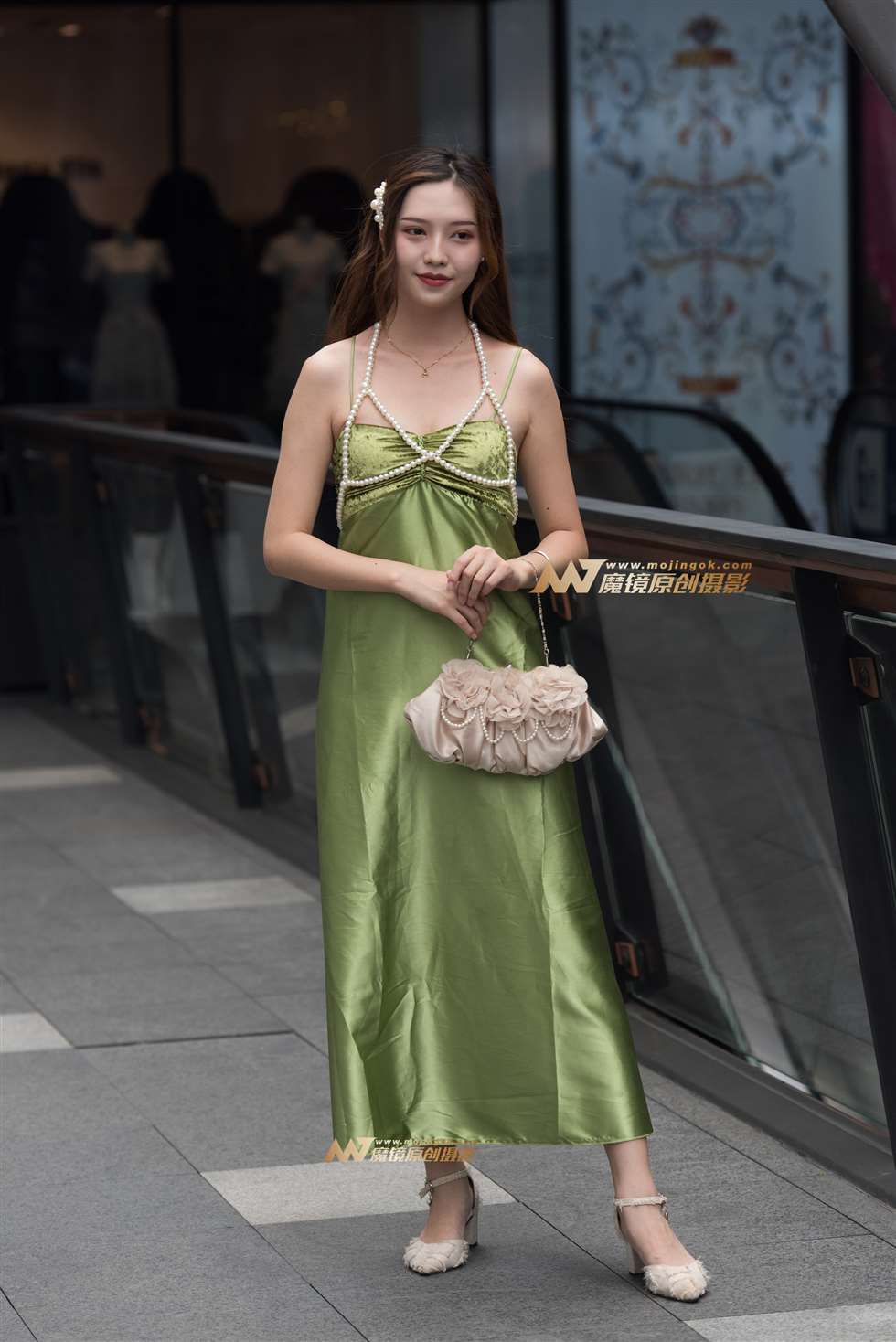 清纯吊带的美女-街拍流行馆