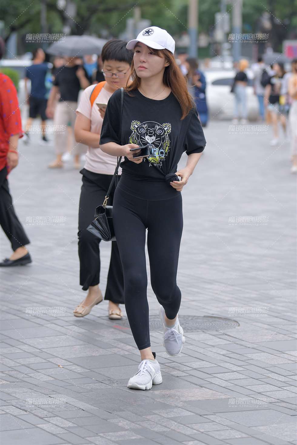 图片[1]-【红石赛帖】黑色紧身裤美女-街拍流行馆