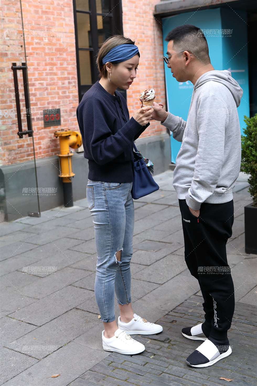 图片[1]-【欧阳幽明赛帖】爱吃冰激淋的牛仔裤美女-街拍流行馆