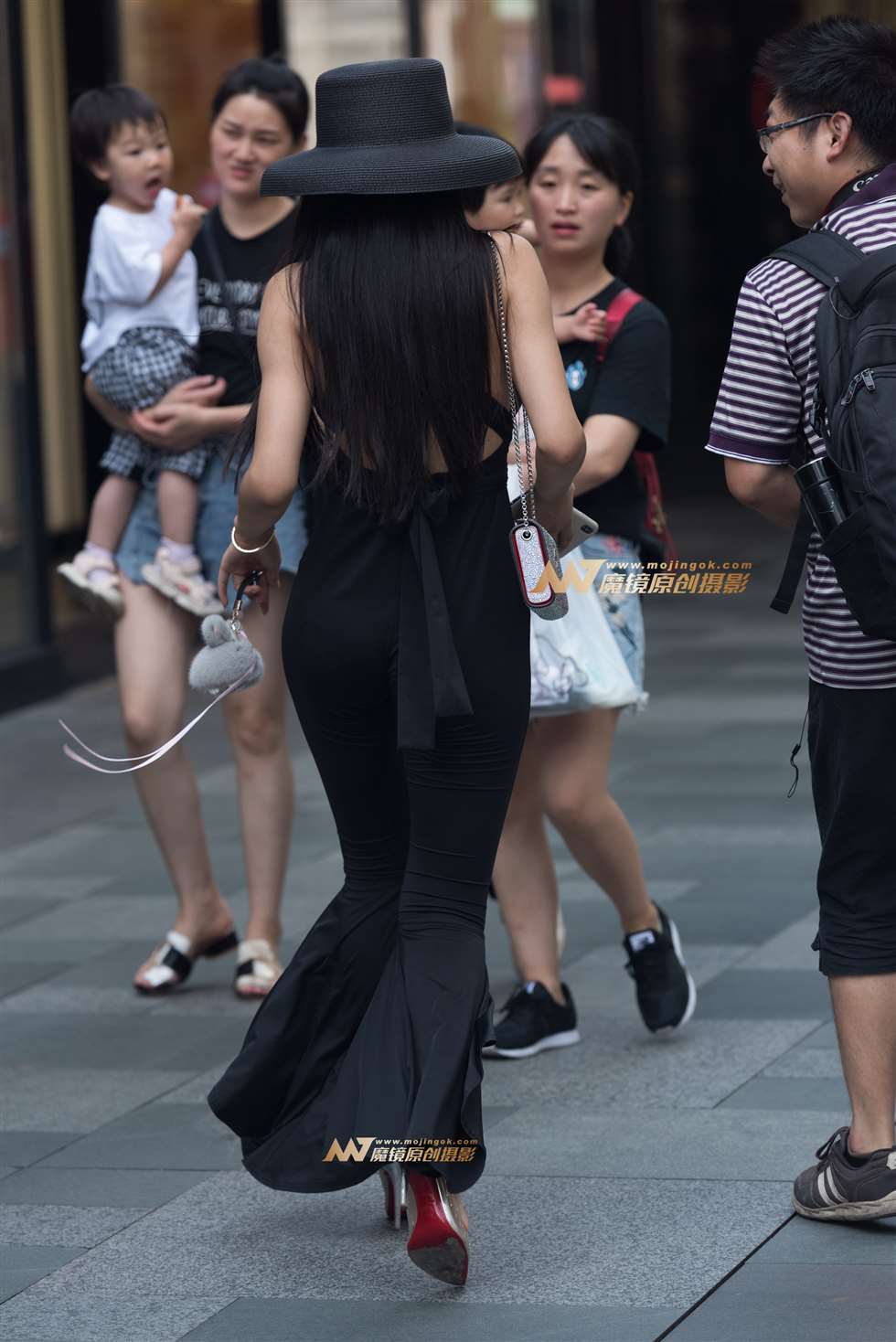 图片[2]-V字领长腿美女-街拍流行馆