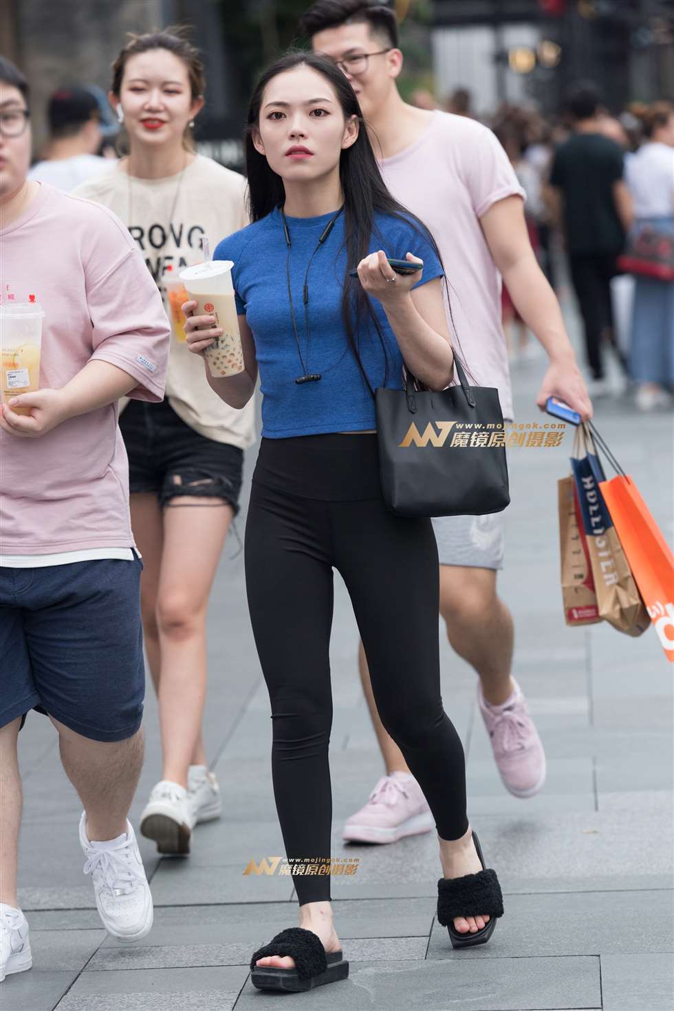 图片[1]-玩手机瑜伽裤美女-街拍流行馆