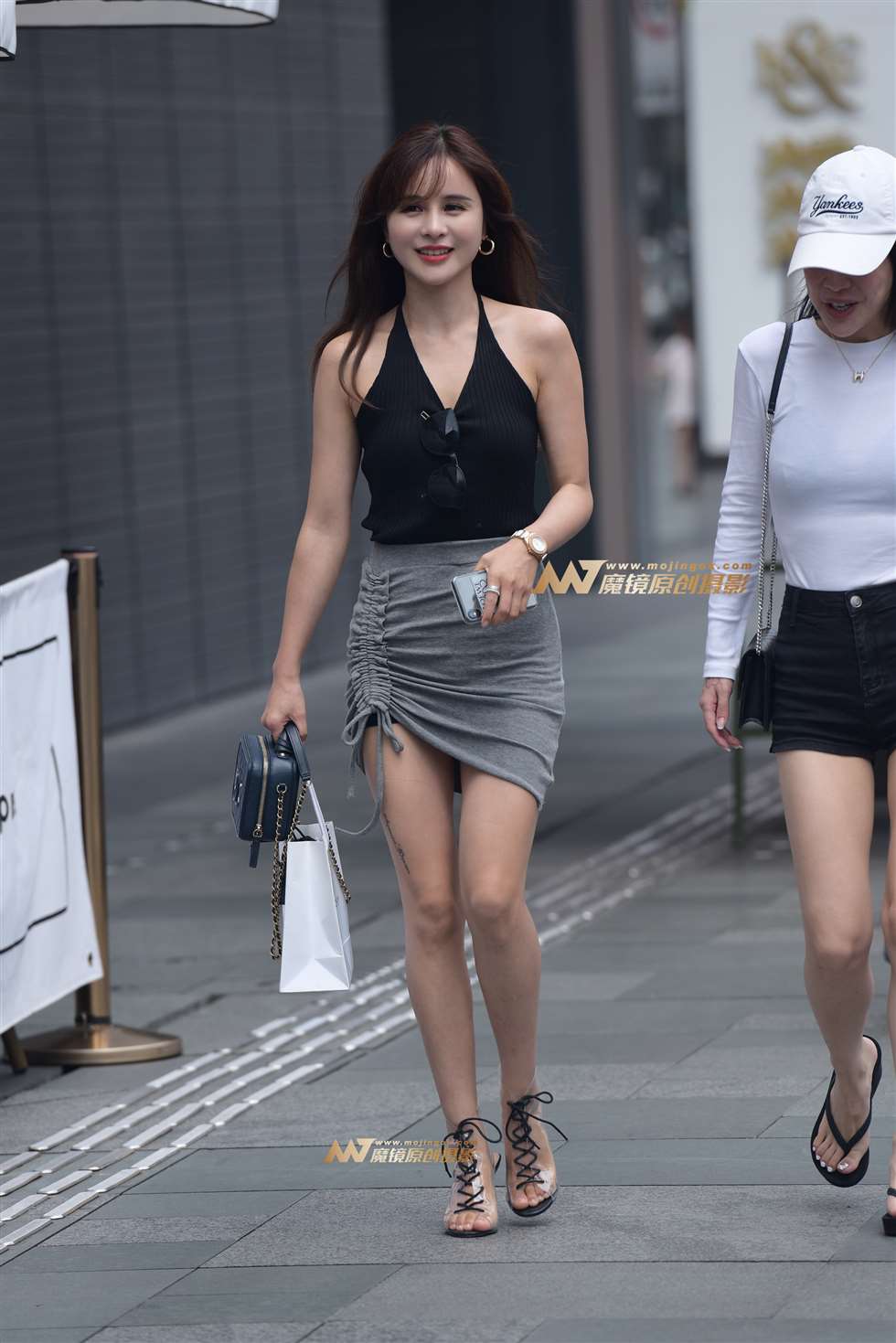 图片[1]-笑容甜美美女-街拍流行馆